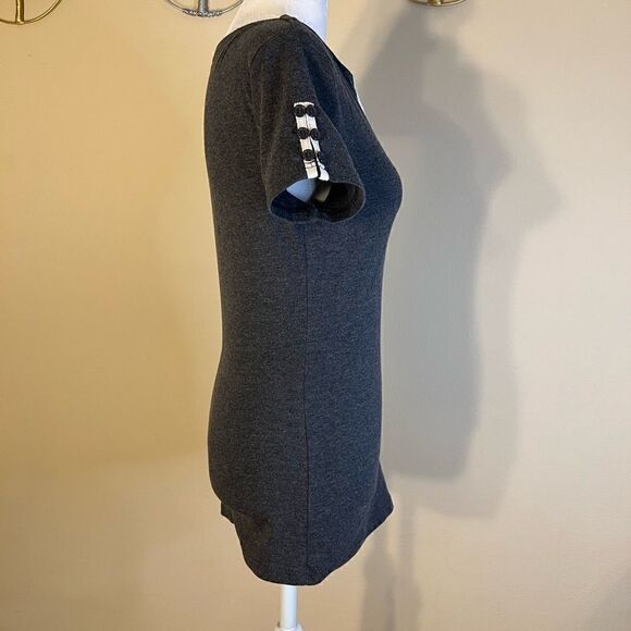 Patty Boutik Gray Tee w V Neck and Decorative Buttons Size Small - Picture 5 of 8